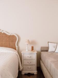 um quarto com 2 camas e uma mesa de cabeceira com um candeeiro em Villa Diletta b&b em Forte dei Marmi