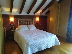 A bed or beds in a room at Camino a Casa - Suances