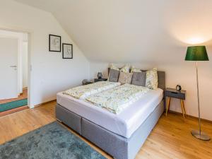 1 dormitorio con 1 cama y lámpara de pie en Apartment in Kühnsdorf am Klopeiner See en Völkermarkt