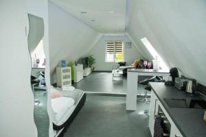 um quarto com uma cama e uma secretária num quarto em TRUTH Studio für 3 - Küche - Top Internet - Parkplatz - Modern em Dortmund