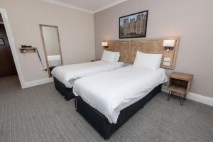 切斯特菲尔德Olde House, Chesterfield by Marston's Inns的酒店房间里有两张床，铺着白色床单 更多25张照片