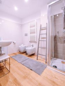 uma casa de banho com um chuveiro, um lavatório e um WC. em Appartamento elegante alle Due Torri by Wonderful Italy em Bolonha