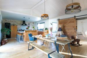 comedor y cocina con mesa y sillas en Entre mer et bois - Maison 6 personnes avec piscine - Le 7 en Rivedoux-Plage