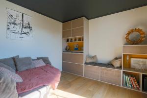 1 dormitorio con cama y espejo en la pared en Entre mer et bois - Maison 6 personnes avec piscine - Le 7 en Rivedoux-Plage