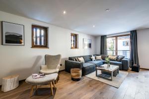 A seating area at Le Globe Argentière Chamonix - by EMERALD STAY