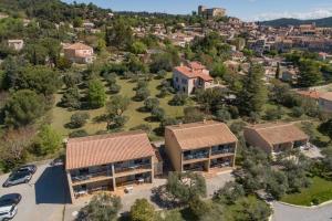an aerial view of a house with a yard at Résidence Lou Cigaloun - ANA LOCATION in Gréoux-les-Bains