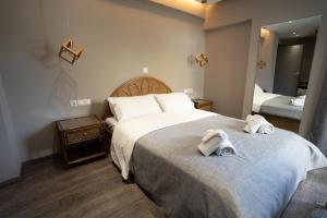 ein Schlafzimmer mit 2 Betten und Handtüchern darauf in der Unterkunft Parthenis Riviera Hotel in Athen