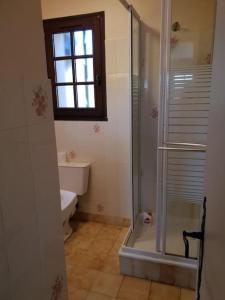 a bathroom with a shower and a toilet and a window at Résidence Lou Cigaloun - ANA LOCATION in Gréoux-les-Bains