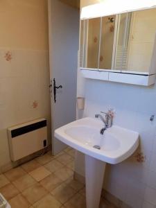 a bathroom with a white sink and a mirror at Résidence Lou Cigaloun - ANA LOCATION in Gréoux-les-Bains