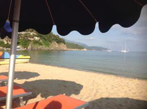 una spiaggia con vista sull'acqua e sulle barche di Park Hotel Napoleone a Portoferraio
