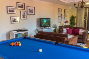 a living room with a pool table at Hotel de Charme Casa Fundevila in Vila Verde