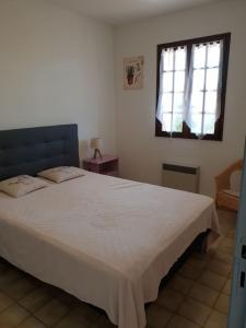 a bedroom with a white bed and a window at Résidence Lou Cigaloun - ANA LOCATION in Gréoux-les-Bains