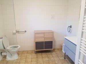a bathroom with a toilet and a sink at Résidence Lou Cigaloun - ANA LOCATION in Gréoux-les-Bains