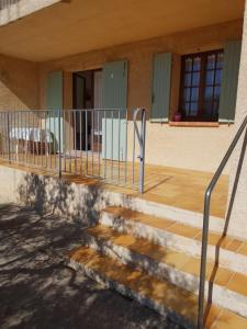 a set of stairs leading to a building at Résidence Lou Cigaloun - ANA LOCATION in Gréoux-les-Bains