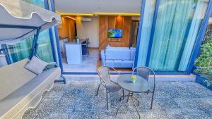 Cette chambre comprend un canapé, une table et des chaises. dans l'établissement Letstay Sweet Home Mint, à Antalya
