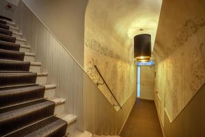 un corridoio con scale e un lampadario sul muro di Condotti Palace a Roma