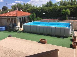 - une grande piscine dans une cour avec une maison dans l'établissement Emyhouse54, à Martina Franca