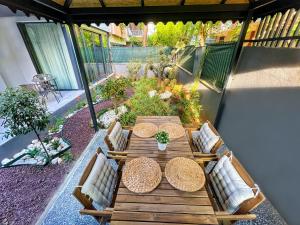 un patio al aire libre con mesa de madera y sillas en Letstay Sweet Home Mint, en Antalya