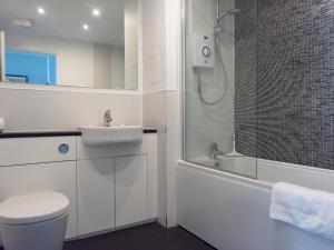 Ванная комната в Pass the Keys Lovely, comfortable 2-bed Braehead - free parking