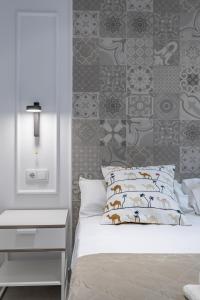 una camera con letto e parete con piastrelle di Room close to City Centre a Valencia