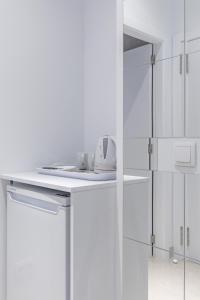 uma cozinha com armários brancos e um balcão branco em Room close to City Centre em Valência