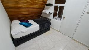 Katil atau katil-katil dalam bilik di 407 APARTAMENTO RODADERO con piscina