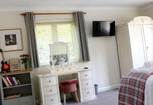 Schlafzimmer mit Schminktisch und Spiegel in der Unterkunft The Middlewood - Luxury self contained retreat in Adlington
