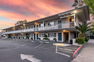 a building with a parking lot in front of it at Best Western Town House Lodge in Modesto
