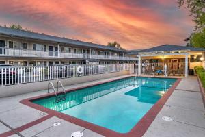 a swimming pool in front of a building at Best Western Town House Lodge in Modesto