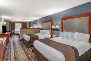 Habitación de hotel con 2 camas y TV en Best Western Newberg Inn, en Newberg
