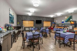 Η κουζίνα ή μικρή κουζίνα στο Best Western Newberg Inn