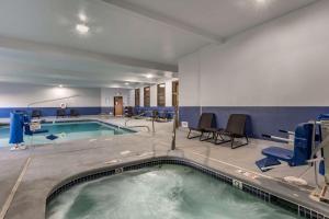 The swimming pool at or close to Best Western Newberg Inn