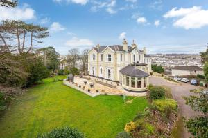 - une vue aérienne sur une grande maison avec une cour dans l'établissement Stunning Apartment in Victorian Villa with Garden, à Torquay