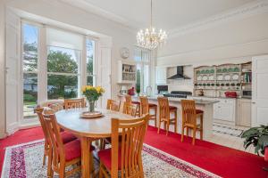 eine Küche und ein Esszimmer mit einem Tisch und Stühlen in der Unterkunft Stunning Apartment in Victorian Villa with Garden in Torquay