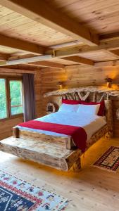 a bedroom with a bed in a log cabin at panoramabungalov in Çamlıhemşin