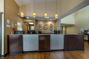 un gran vestíbulo con recepción en un hospital en Comfort Suites DFW Airport, en Irving