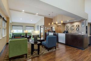 eine Lobby mit Stühlen und eine Bar in einem Zimmer in der Unterkunft Comfort Suites DFW Airport in Irving