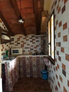 La cuisine est équipée d'un évier et d'un four micro-ondes. dans l'établissement Casas Rurales Hoya Calvete, à Yeste