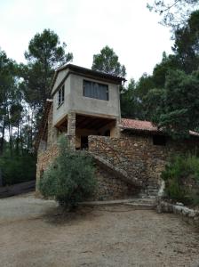 une maison en pierre avec une fenêtre au-dessus dans l'établissement Casas Rurales Hoya Calvete, à Yeste