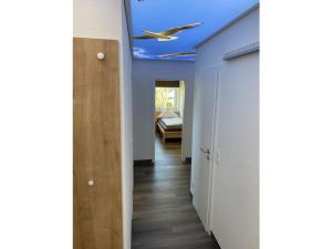 um corredor com um tecto com um pássaro no tecto em Möwenblick - a57230 em Cuxhaven