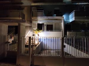 un balcón de un edificio con una maceta en B&B Verrazzano affittacamere, en Sottomarina