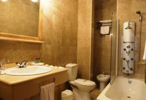 Hotel Esmeralda tesisinde bir banyo