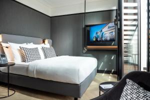 Hotel Schillerhof, Weimar的电视和/或娱乐中心