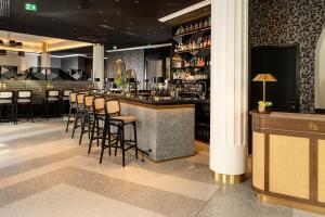 魏玛Hotel Schillerhof, Weimar的餐厅里有一排凳子的酒吧