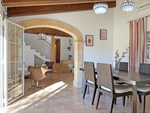 una sala da pranzo con tavolo e sedie di Finca Caseta Des Pradi Biel a Lloseta