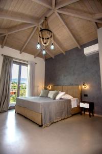 Łóżko lub łóżka w pokoju w obiekcie Luxury Villa Chrisi