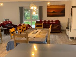uma sala de estar com mesa e cadeiras em Remarkable 4-Bed House in St Minver Rock em Wadebridge