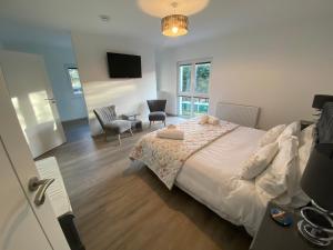 um quarto com uma cama, uma mesa e cadeiras em Remarkable 4-Bed House in St Minver Rock em Wadebridge