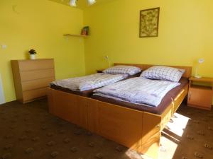 Postel nebo postele na pokoji v ubytování Na vejminku v Dlažkovicích