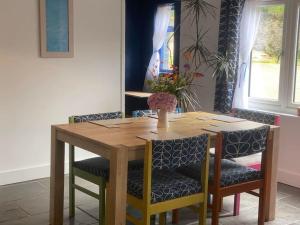 mesa de comedor con sillas y mesa de madera en Bramble Cottage on the edge of Exmoor, en Combe Martin